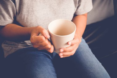 Kadınlar bir fincan kahve filtre etkisi retro vintage tarzı ile tutun