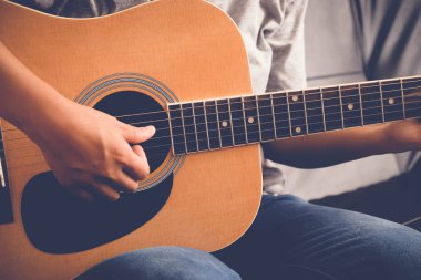 kadının filtre etkisi retro vintage tarzı ile akustik gitar çalmak eller