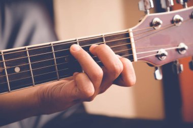 kadının filtre etkisi retro vintage tarzı ile akustik gitar çalmak eller