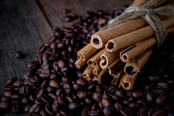 Chicchi di caffè con cannella Una miscela di bevande popolari . — Foto Stock