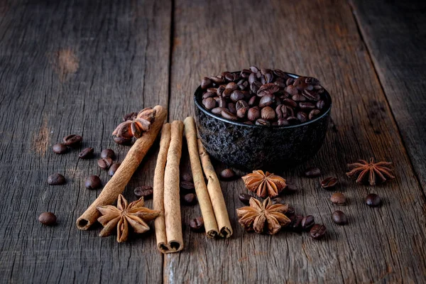 Kahve tarçın ile popüler içecek karışımı fasulye..