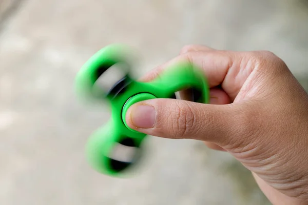 Zenuwachtig Spinner snelheid, draai in handen — Stockfoto