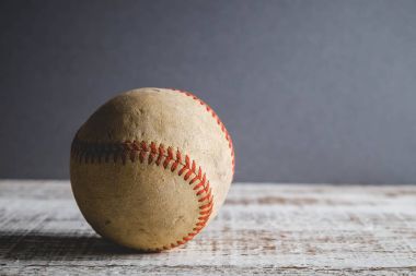 eski beyzbol ve eldiven filtre etkisi retro vintage tarzı ahşap zemin üzerine