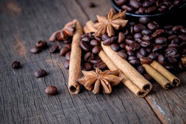 Kahve tarçın ile popüler içecek karışımı fasulye..