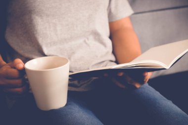 Kadınlar filtre etkisi retro vintage tarzı bir kitapla tutun