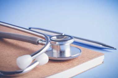 Steteskop ve filtre etkisi retro vintage tarzı ile kitapları