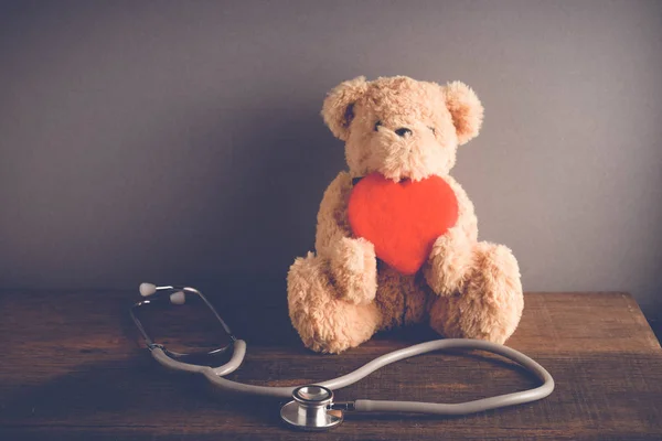 Gezondheidszorg teddy bear hart stethoscoop met filter effect retro vintage stijl — Stockfoto