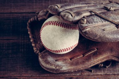 eski beyzbol ve eldiven filtre etkisi retro vintage tarzı ahşap zemin üzerine