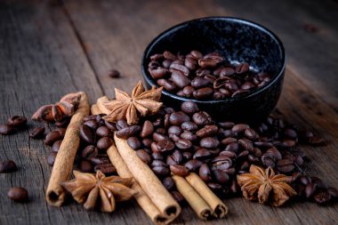Kahve tarçın ile popüler içecek karışımı fasulye..