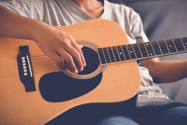 kadının filtre etkisi retro vintage tarzı ile akustik gitar çalmak eller