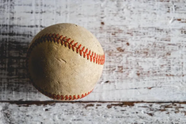 Oude honkbal en handschoen op hout achtergrond met filter effect retro vintage stijl — Stockfoto