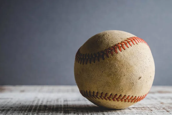 Oude honkbal en handschoen op hout achtergrond met filter effect retro vintage stijl — Stockfoto