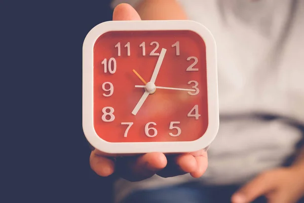 Hand holding Alarm clock with filter effect retro vintage style — Stock Photo, Image