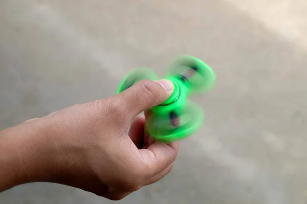 Zenuwachtig Spinner snelheid, draai in handen — Stockfoto