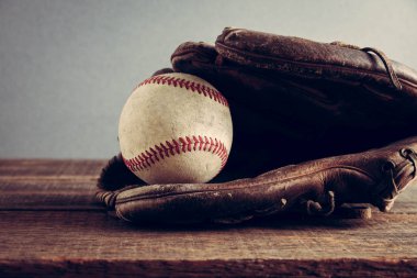 eski beyzbol ve eldiven filtre etkisi retro vintage tarzı ahşap zemin üzerine