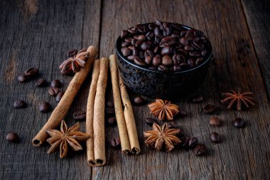 Kahve tarçın ile popüler içecek karışımı fasulye..