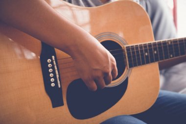 kadının filtre etkisi retro vintage tarzı ile akustik gitar çalmak eller