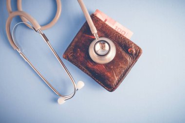 Filtre etkisi retro vintage tarzı ile yatırım kavramı stetoskop için para ve para tasarrufu