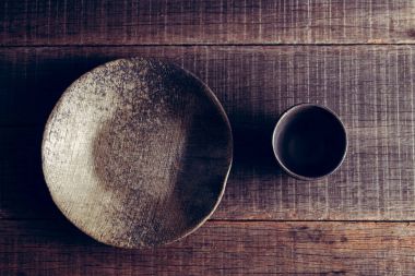 Çamurdan kalıp ve ısı ile filtre etkisi retro vintage tarzı ile yandı seramik kupa