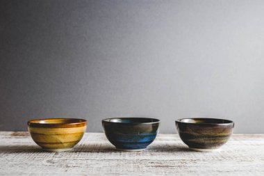 Çamurdan kalıp ve ısı ile filtre etkisi retro vintage tarzı ile yandı seramik kupa