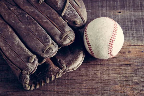Stary Baseball i rękawice na tle drewna z filtr efektu retro styl vintage — Zdjęcie stockowe
