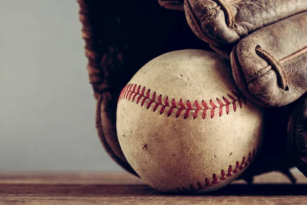 Stary Baseball i rękawice na tle drewna z filtr efektu retro styl vintage — Zdjęcie stockowe