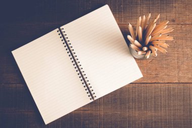 Eğitim kalem ve kitap filtre etkisi retro vintage tarzı ile masada kavramı