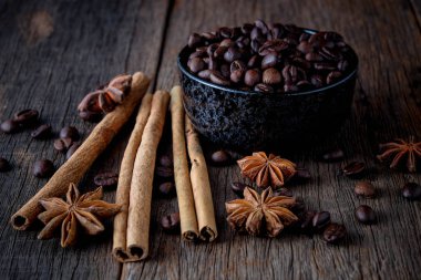 Kahve tarçın ile popüler içecek karışımı fasulye..