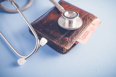 Filtre etkisi retro vintage tarzı ile yatırım kavramı stetoskop için para ve para tasarrufu