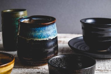 Çamurdan kalıp ve ısı ile filtre etkisi retro vintage tarzı ile yandı seramik kupa
