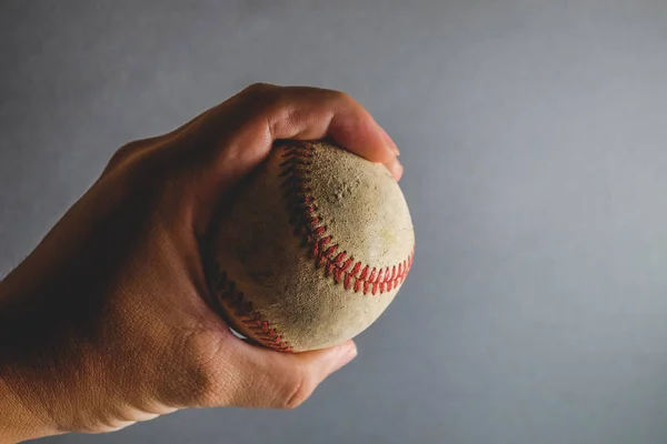 Oude honkbal en handschoen op hout achtergrond met filter effect retro vintage stijl — Stockfoto