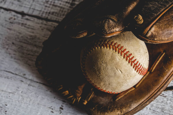 старые Бейсбол и перчатки на деревянном фоне с эффектом фильтра ретро винтажный стиль
