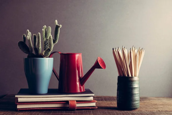 Concept van onderwijs potlood en boek op tafel met filter effect retro vintage stijl — Stockfoto