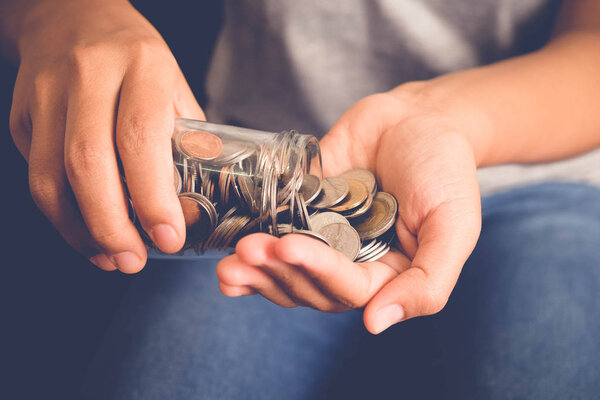 сэкономить деньги для инвестиционной концепции Рука держит деньги в банке с эффектом фильтра ретро винтажный стиль
