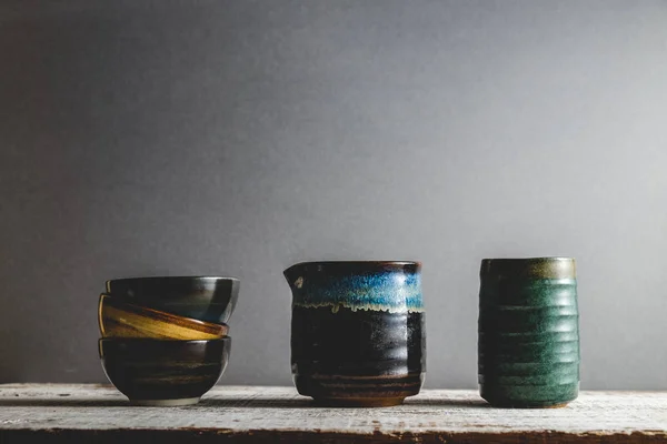 Coppa in ceramica modellata in argilla e bruciata con calore con effetto filtro in stile vintage retrò — Foto Stock