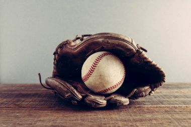 eski beyzbol ve eldiven filtre etkisi retro vintage tarzı ahşap zemin üzerine