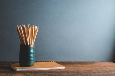 Eğitim kalem ve kitap filtre etkisi retro vintage tarzı ile masada kavramı