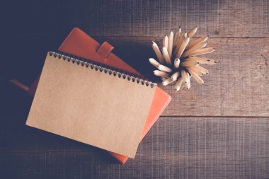 Eğitim kalem ve kitap filtre etkisi retro vintage tarzı ile masada kavramı