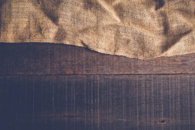 Eski çul çuval bezi masa örtüsü doku ile filtre etkisi retro vintage tarzı ile ahşap masa