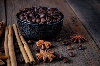 Kahve tarçın ile popüler içecek karışımı fasulye..