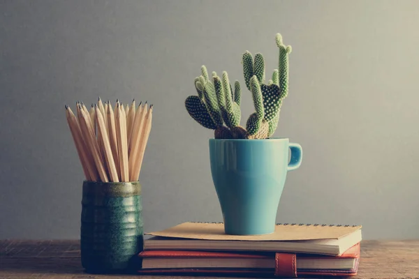 Conceito de lápis de educação na mesa com efeito de filtro estilo vintage retro — Fotografia de Stock