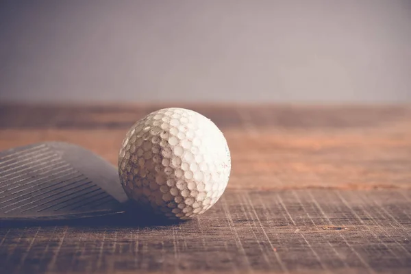 Antiker Golfschläger und Ball mit Filtereffekt im Retro-Vintage-Stil — Stockfoto