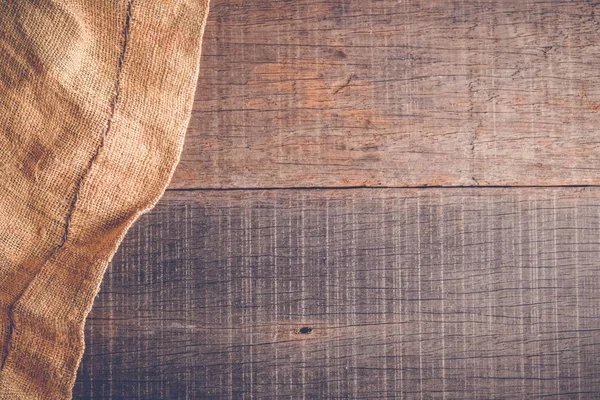 Eski çul çuval bezi masa örtüsü doku ile filtre etkisi retro vintage tarzı ile ahşap masa