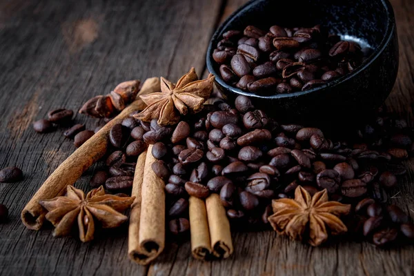 Kahve tarçın ile popüler içecek karışımı fasulye..