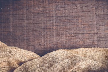 Eski çul çuval bezi masa örtüsü doku ile filtre etkisi retro vintage tarzı ile ahşap masa