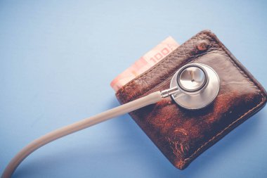 Filtre etkisi retro vintage tarzı ile yatırım kavramı stetoskop için para ve para tasarrufu