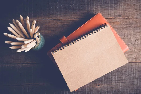 Eğitim kalem ve kitap filtre etkisi retro vintage tarzı ile masada kavramı