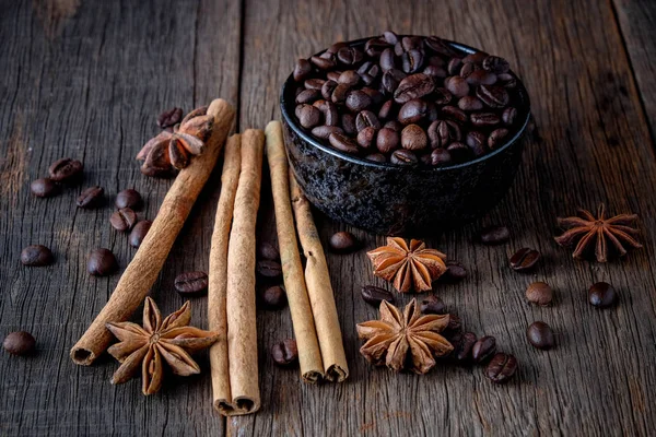 Kahve tarçın ile popüler içecek karışımı fasulye..