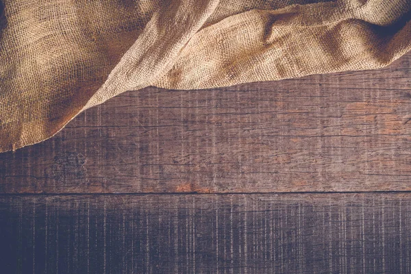 Tavolo in legno con vecchia tovaglia di tela di sacco con effetto filtro stile vintage retrò — Foto Stock