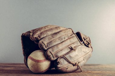 eski beyzbol ve eldiven filtre etkisi retro vintage tarzı ahşap zemin üzerine